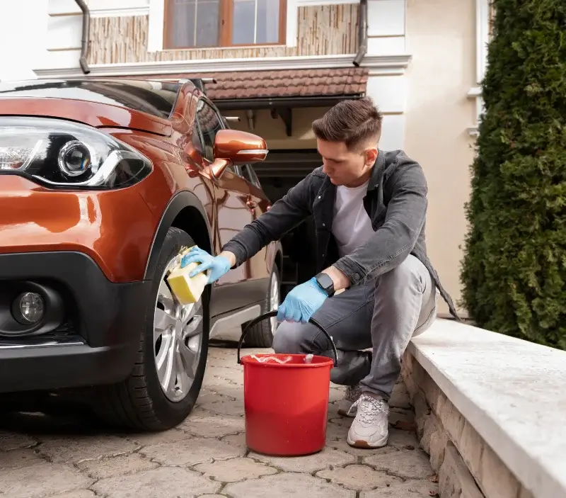 Lavage auto à domicile Piriac-sur-Mer : professionnel intervenant sur un véhicule